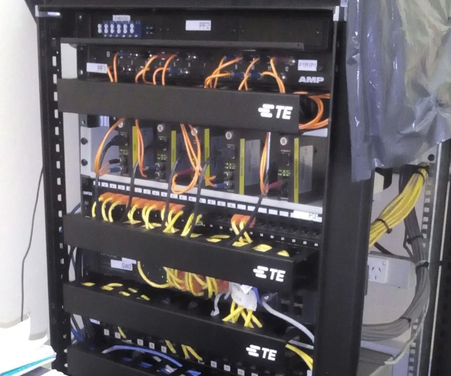 Cableado estructurado en rack de comunicaciones